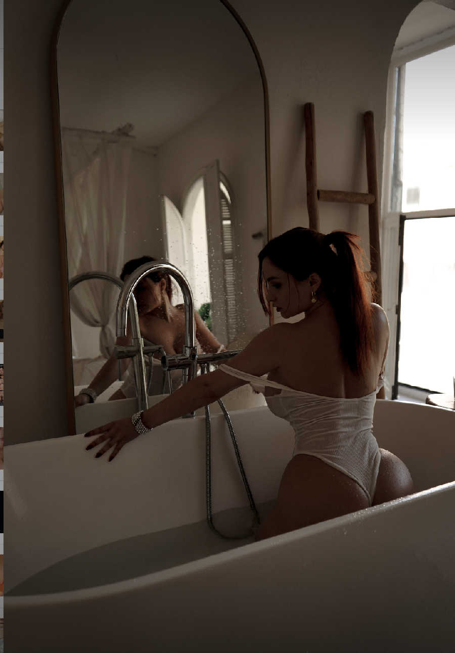 A playful frame from Miranda Faith nude — online in Karachi