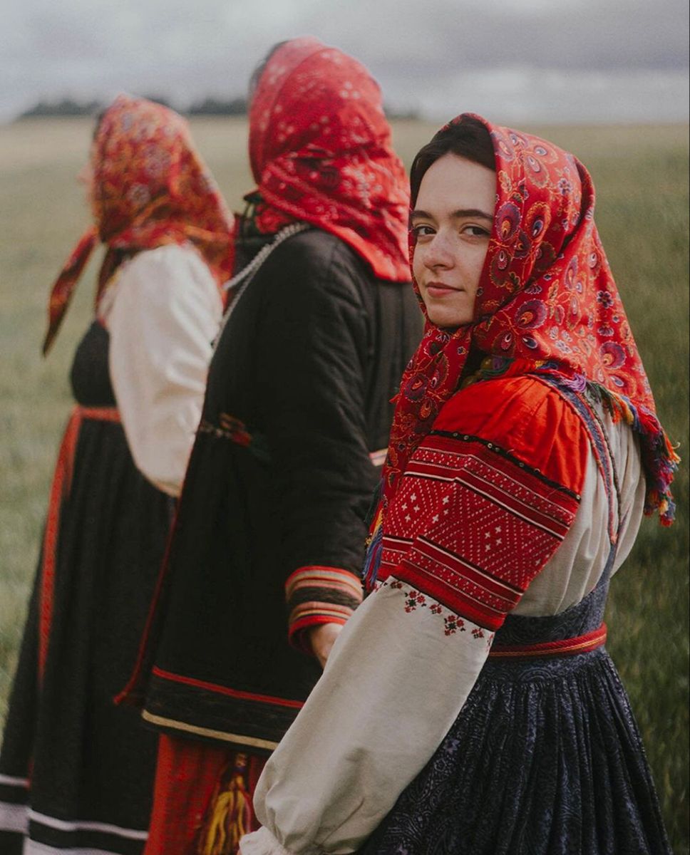 Women in Slavic costumes’s look of the day — catch her live in Karachi