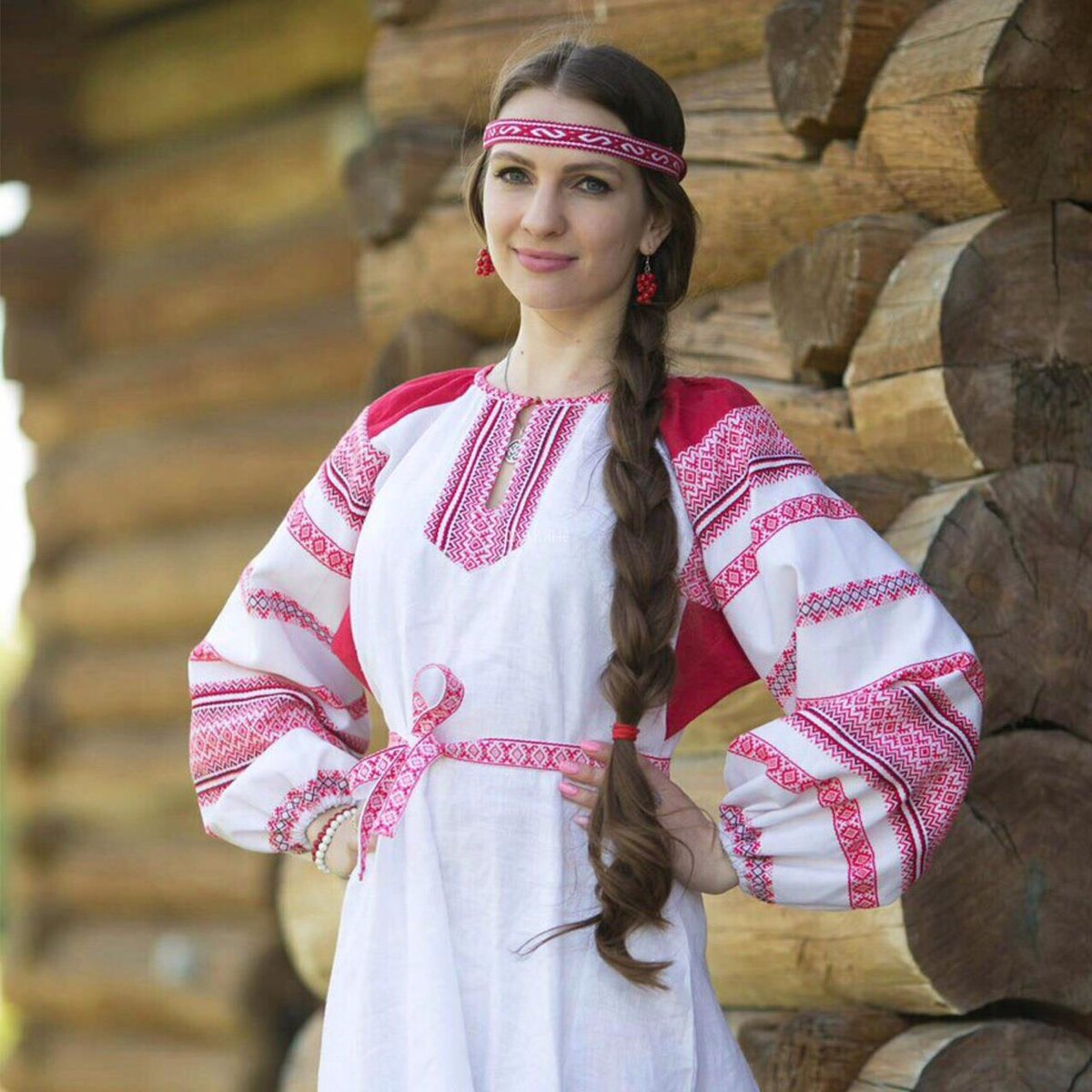 Girls in Slavic costumes brings the glow — live moments in Karachi