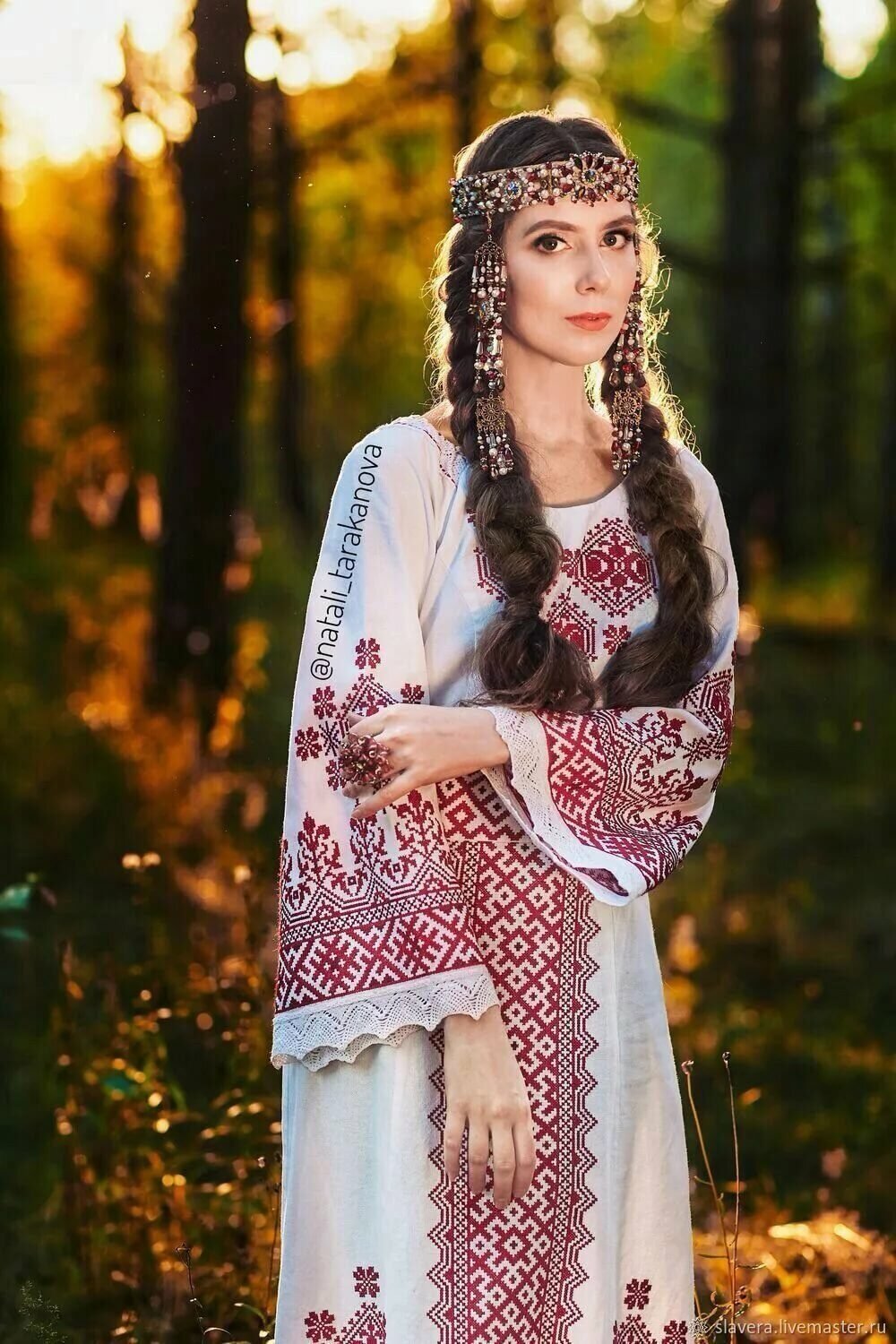 Girls in Slavic costumes in Karachi — step in, relax, and chat live